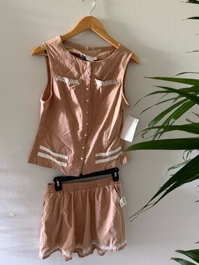 Sleeveless Tan Lounge Set with White Trim • Conjunto para chicas